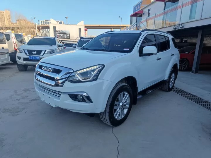 The Used car White Isuzu mu-X.