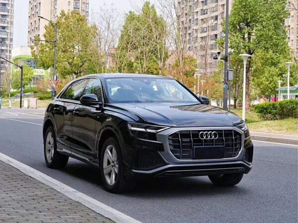 The used black car 2022 Audi Q8 2L 45 TFSI