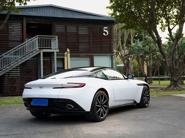 Aston Martin DB11