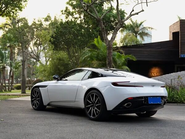 Aston Martin DB11