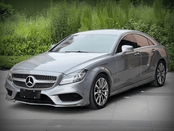 The used car Mercedes-Benz CLS with silver color