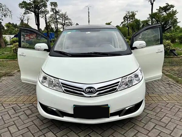 BYD M6