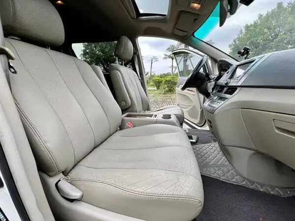 BYD M6