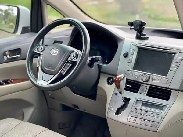 BYD M6